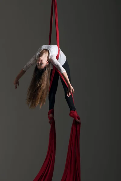 Menina realizando fitas aéreas dança — Fotografia de Stock