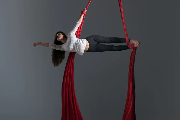 Menina realizando fitas aéreas dança — Fotografia de Stock