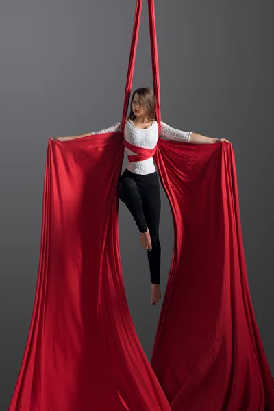 Дівчина виконує повітряні стрічки танець — стокове фото