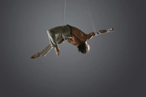 Homem realizando dança de seda aérea — Fotografia de Stock