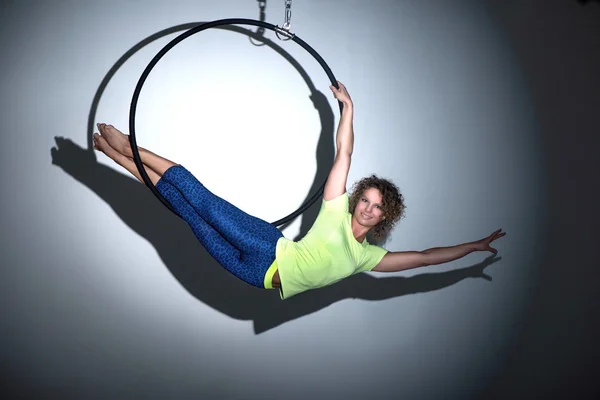 Deportiva chica posando con hula hoop — Foto de Stock