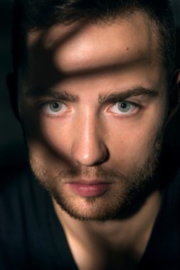 yakışıklı delikanlı