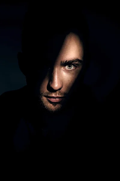 yakışıklı delikanlı