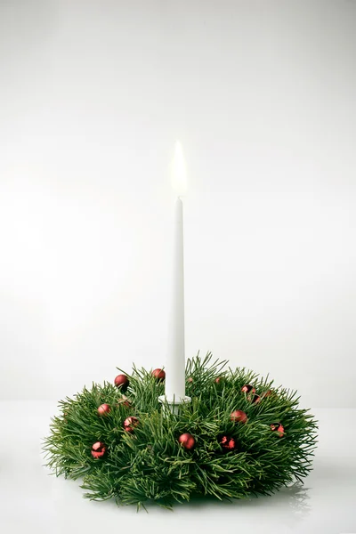Ghirlanda di Natale e candela — Foto Stock