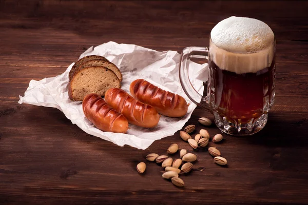 Becher Bier mit Snacks — Stockfoto