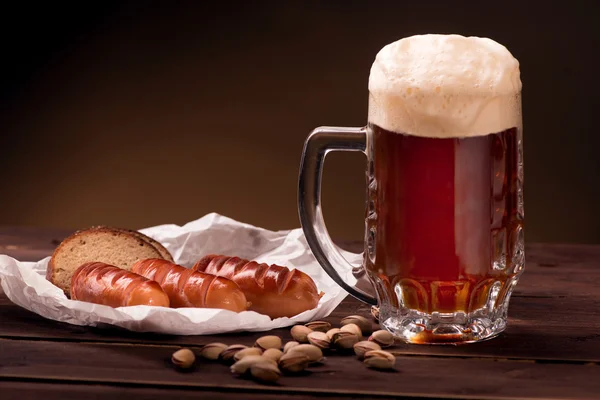 Becher Bier mit Snacks — Stockfoto