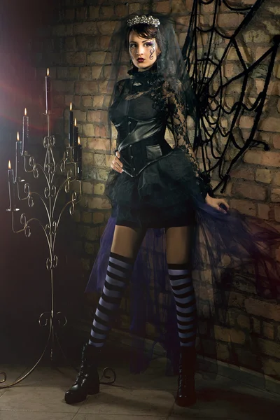 Meisje met zwarte sluier in gotische stijl — Stockfoto