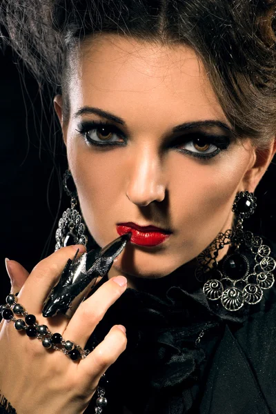 Mujer con elegante maquillaje y anillos de garra — Foto de Stock