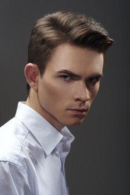 Yakışıklı genç adam.