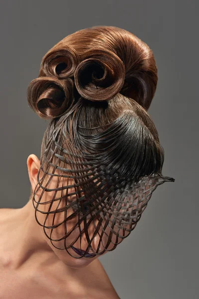 Mulher bonita com penteado de moda — Fotografia de Stock