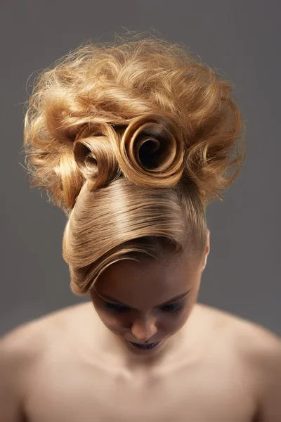 Mulher bonita com penteado de moda — Fotografia de Stock