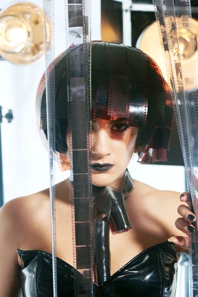 Donna elegante in parrucca strisce di film — Foto Stock