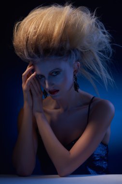 dağınık saçlı şık kadın