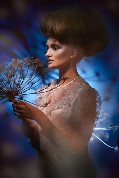 Belle femme avec coiffure élégante — Photo