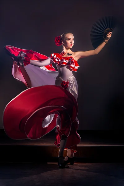 Femme dansant en robe rouge — Photo