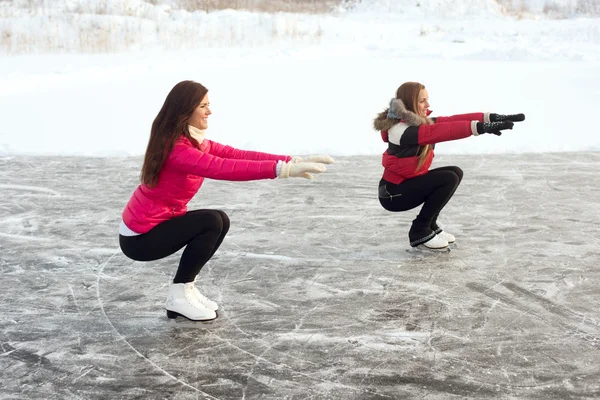 Joven Patinaje artístico mujeres Imágenes De Stock Sin Royalties Gratis