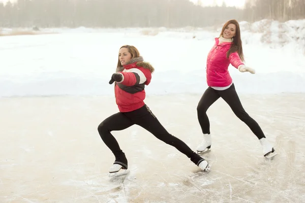 Junge Eiskunstlauf-Frauen — Stockfoto