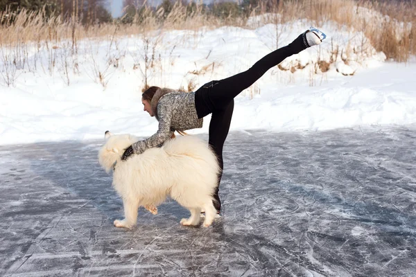 Joven patinaje mujer con perro — Foto de Stock