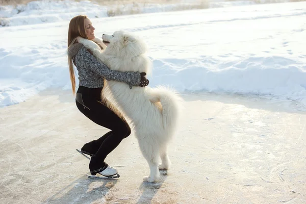 Joven patinaje mujer con perro —  Fotos de Stock