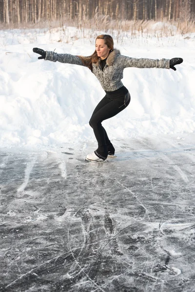 Genç Artistik Patinaj kadın — Stok fotoğraf