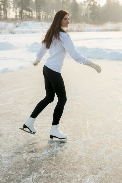 Joven patinaje artístico mujer — Foto de Stock