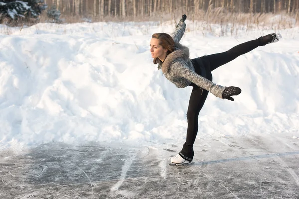 Joven patinaje artístico mujer — Foto de Stock