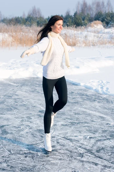 Joven patinaje artístico mujer — Foto de Stock