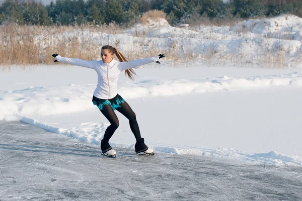 Genç Artistik Patinaj kadın — Stok fotoğraf