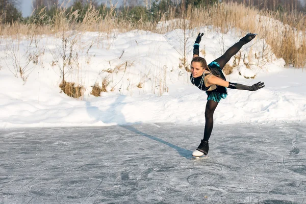 Genç Artistik Patinaj kadın — Stok fotoğraf