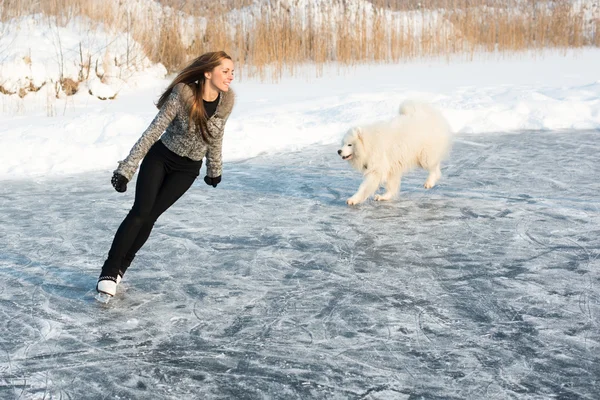 Joven patinaje mujer con perro — Foto de Stock