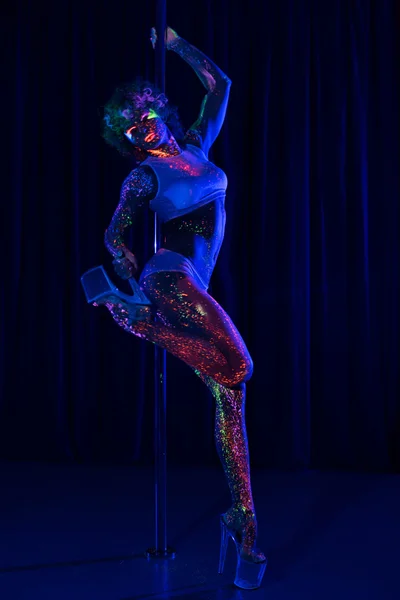 Vrouw striptease dansen — Stockfoto
