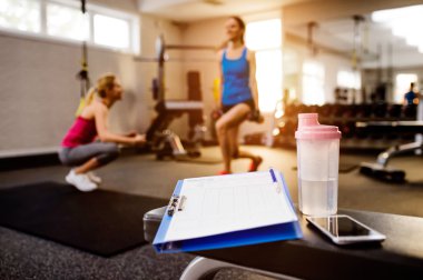 iki kadın spor salonunda egzersiz