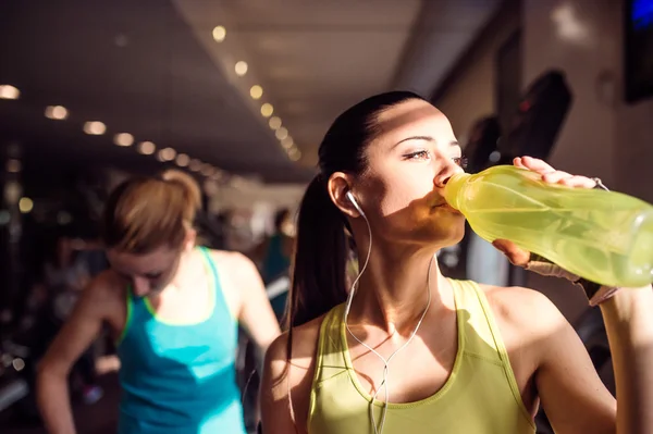 Dos mujeres atractivas en el gimnasio —  Fotos de Stock