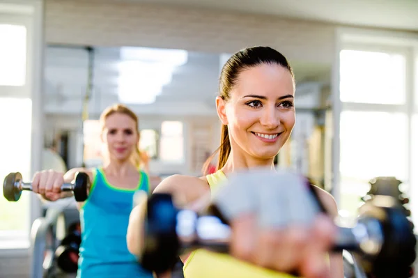 两个适合妇女在健身房里锻炼 — 图库照片