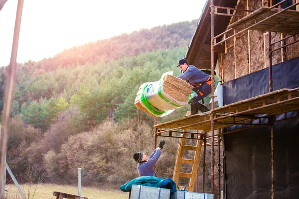 Construction workers thermally insulating house — Stock Photo, Image