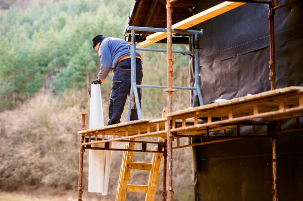 Trabajador de la construcción en andamio — Foto de Stock