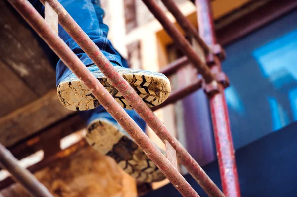 Legs of  man standing oscaffold — Stock Photo, Image