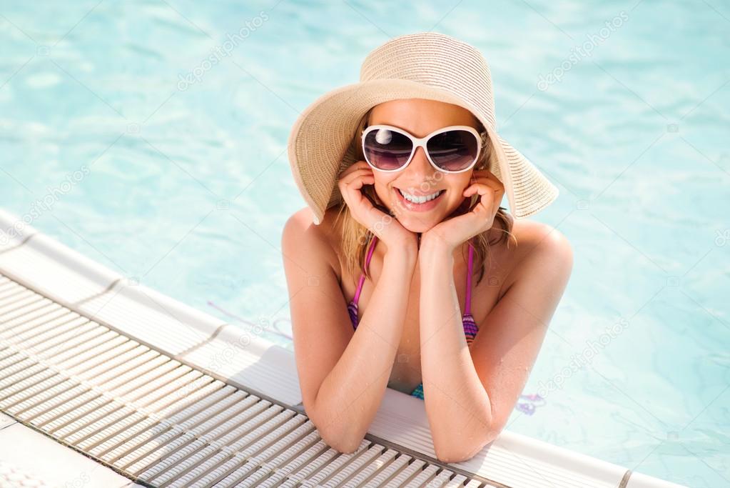 Woman with sunglasses in swimming pool