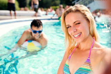 Çift selfie alarak yüzme havuzunda.