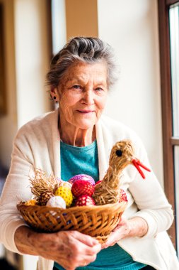 Paskalya yumurtaları sepetle tutan kadın