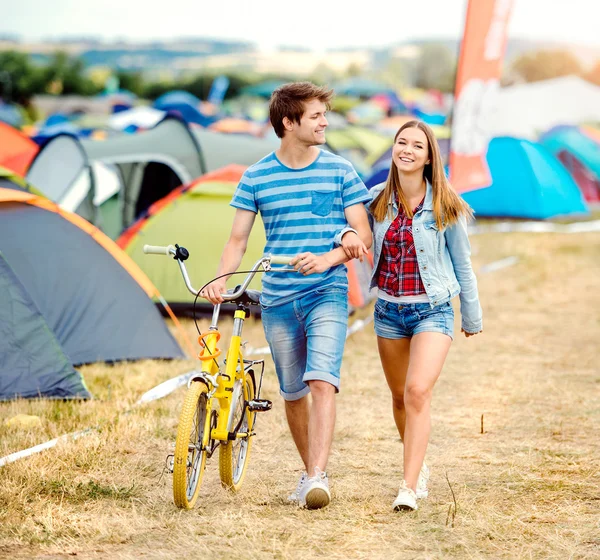 Teenage couple at summer music festival — Stock Photo, Image