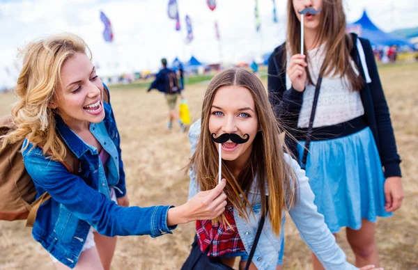 Adolescentes en el festival de verano — Foto de Stock