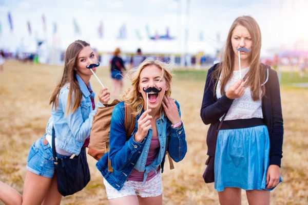 Dospívající dívky na letní festival — Stock fotografie