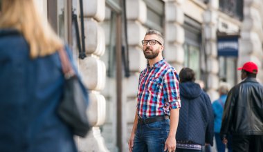 Hipster adam Londra'da alışveriş