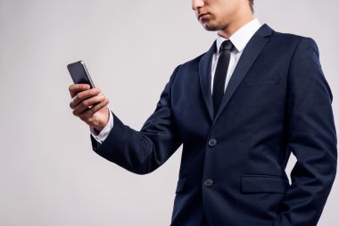 Hipster işadamı ile smartphone