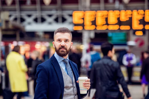 Хипстерский бизнесмен с чашкой кофе — стоковое фото