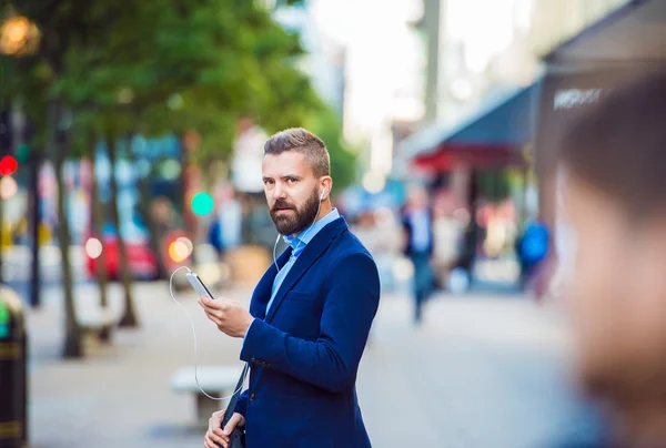 Manager con smartphone escuchando música —  Fotos de Stock
