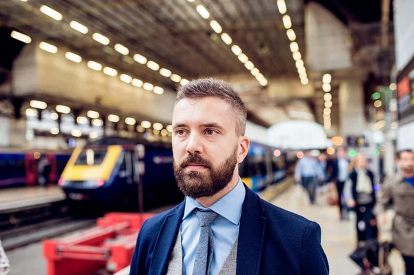 Hipster hombre de negocios en la estación de tren —  Fotos de Stock