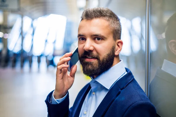 Hipster affärsman med smartphone i tunnelbanan — Stockfoto