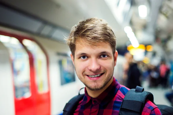 Homem hipster na estação de metrô — Fotografia de Stock